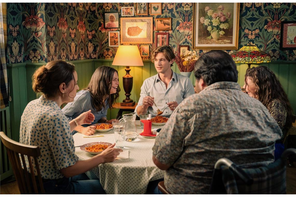 Helen (Gina Henkel), Ruby (Harriet Herbig-Matten), James (Damian Hardung), Angus (Martin Neuhaus), Ember (Runa Greiner)