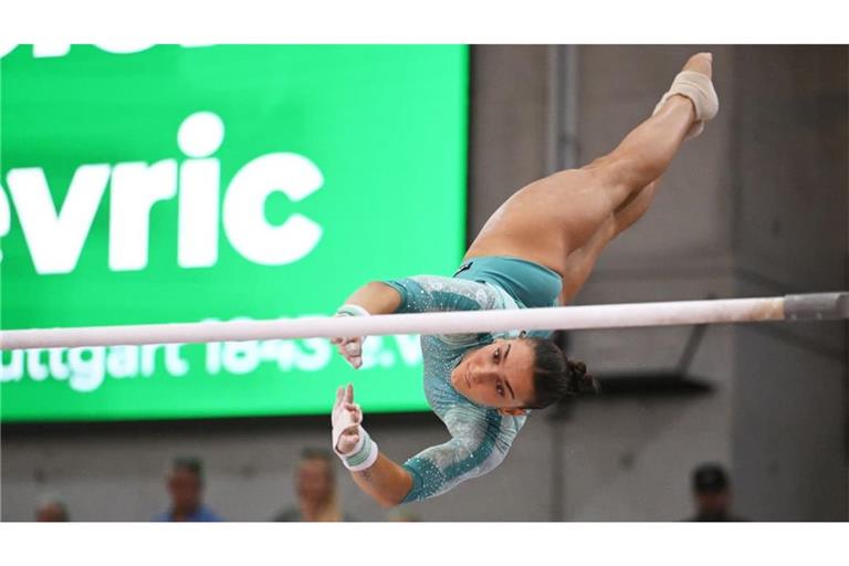 Helen Kevric turnt an ihrem Paradegerät Stufenbarren im WM-Finale.
