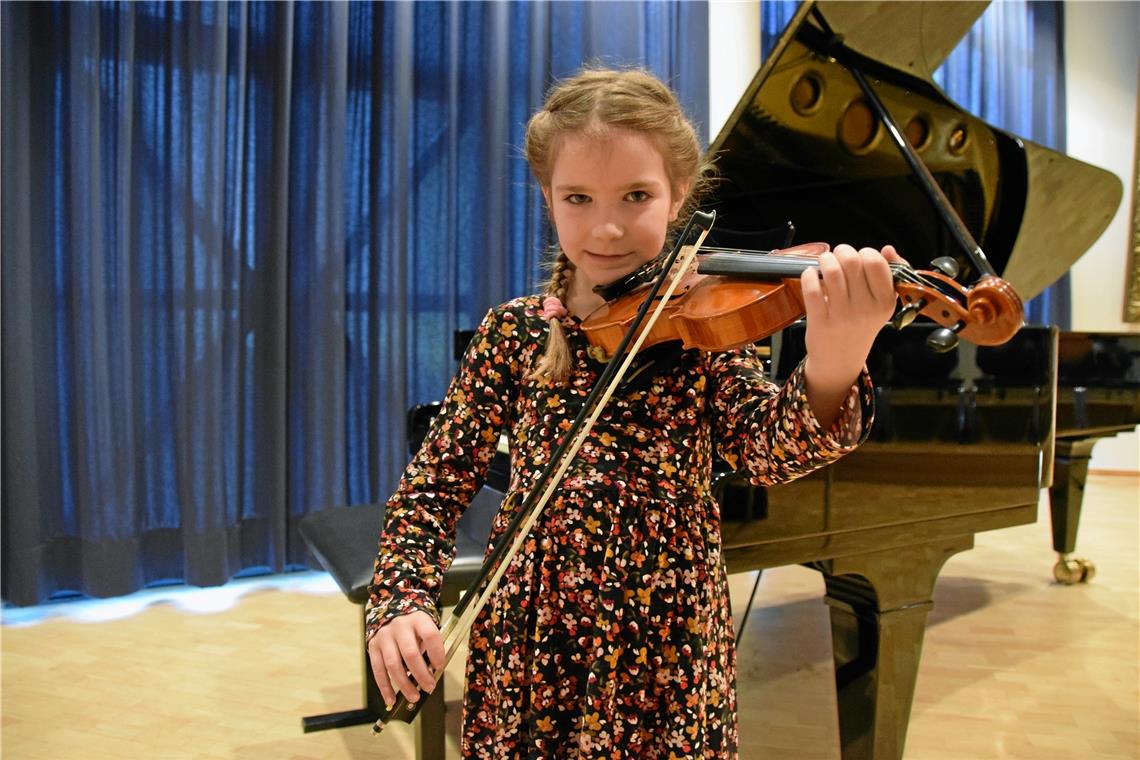 Festivalatmosphäre beim Livevorspiel Helena Gunther erhält den 1. Preis in der Altersgruppe Ia für Violine.