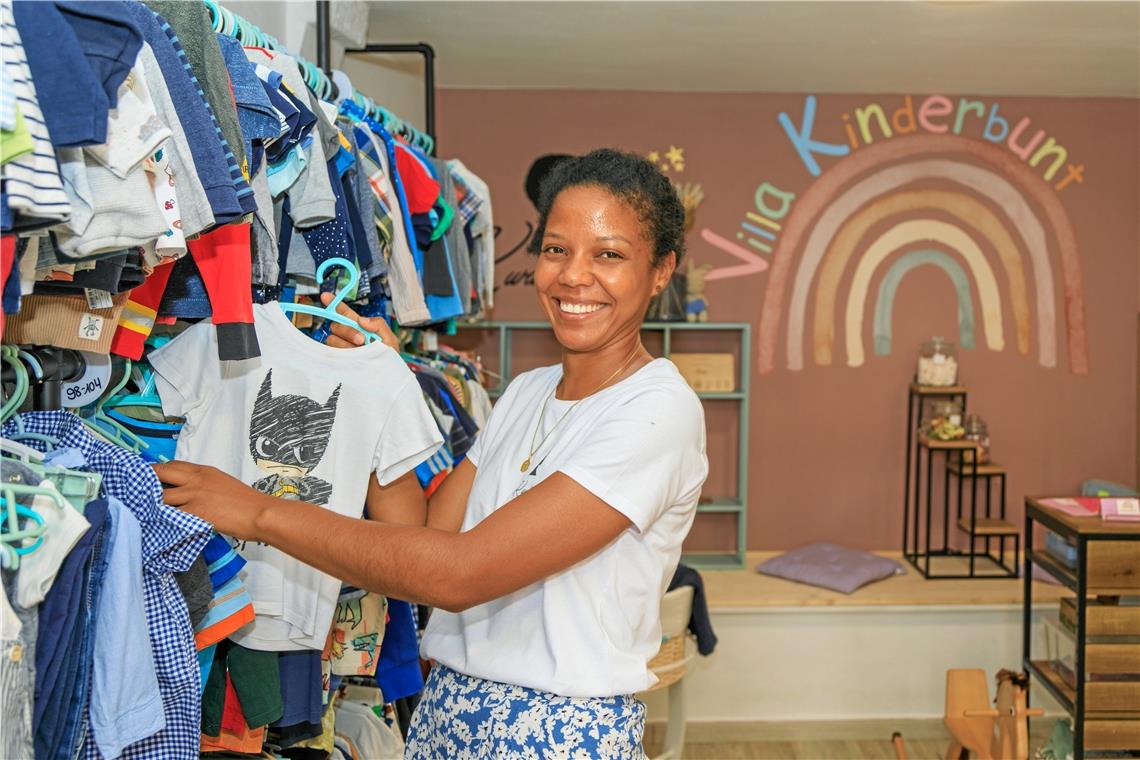 Neue Verbündete und Mutige braucht die (Innen-)Stadt Helene Koch beim Einsortieren in ihrem Geschäft „Villa Kinderbunt“. Fotos: Stefan Bossow