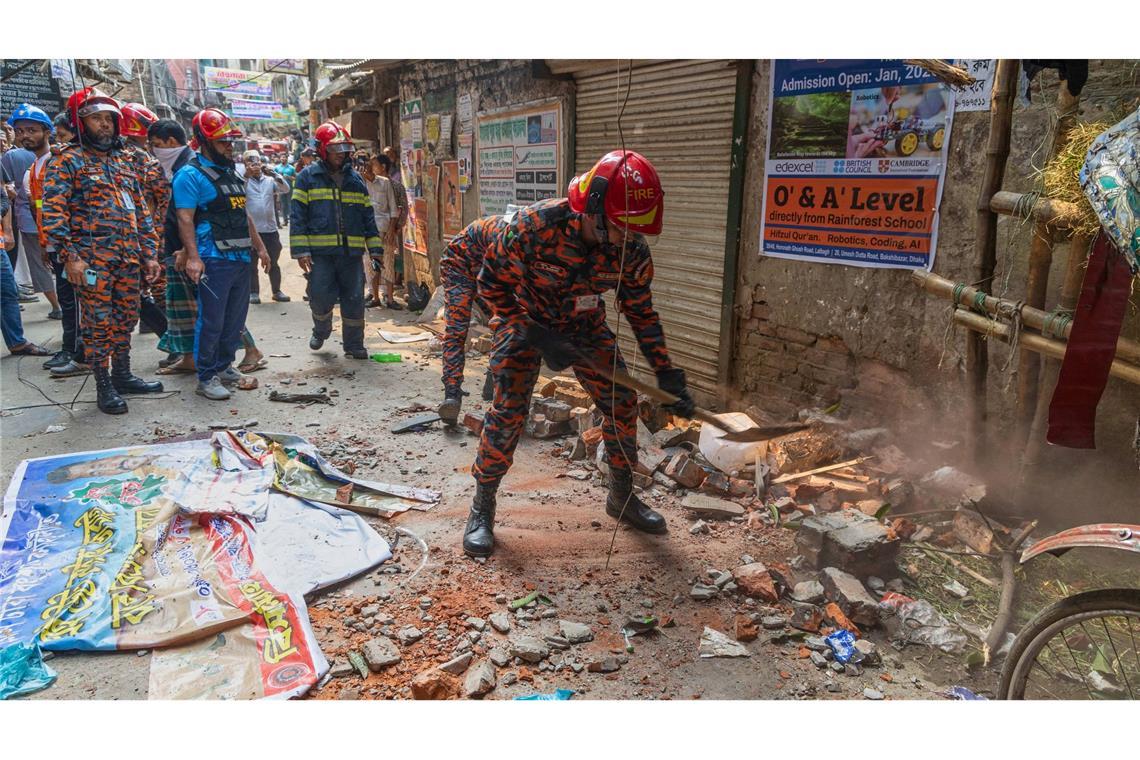 Helfer beseitigen Trümmer nach einem Erdbeben in Bangladesch.