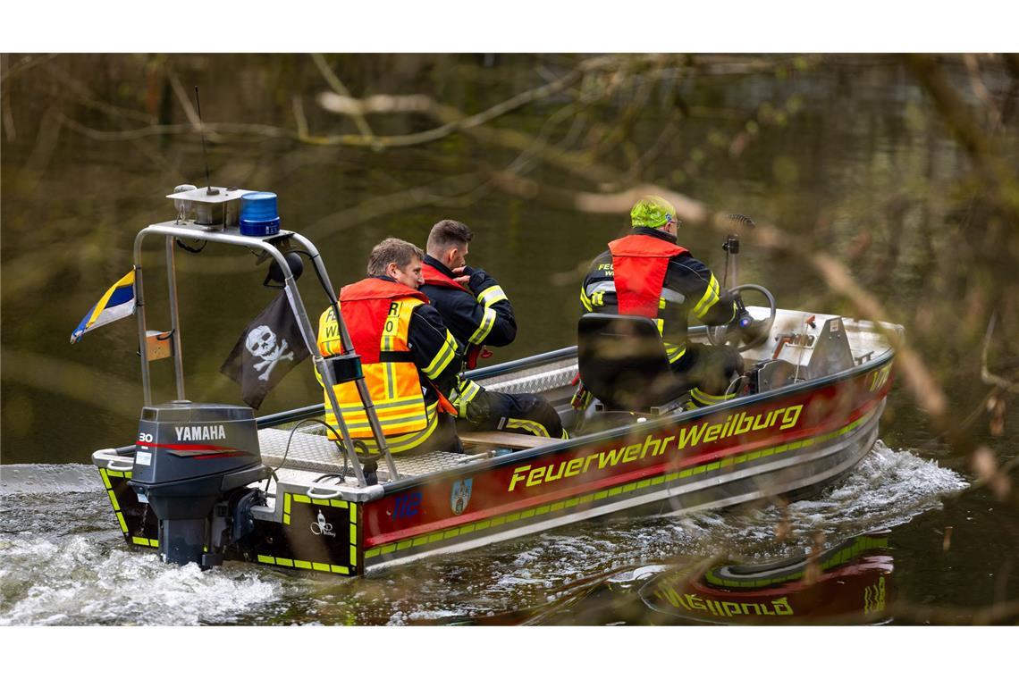 Vermisster Sechsjähriger vermutlich in „hilfloser Lage“ Helfer fahren mit einem Boot der Feuerwehr und suchen die Lahn ab. Von dem vermissten sechsjährigen Jungen im hessischen Weilburg fehlt weiterhin jede Spur.