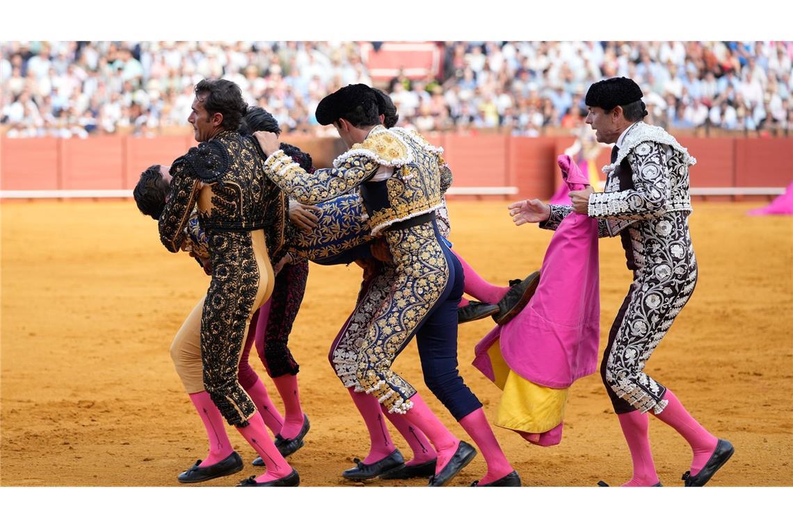 Helfer tragen den schwer verletzten Torero Morante de la Puebla aus der Stierkampfarena.