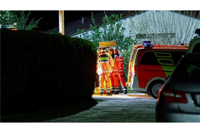 Helfer und ein Notarzt stehen in einer Kleingartenanlage in Wuppertal. Sie können nicht mehr helfen.