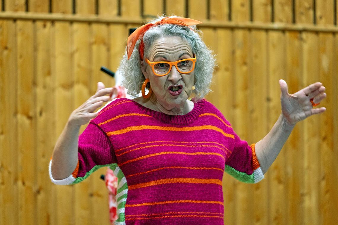 Kultur- und Alltagsbetrachtungen einer Urschwäbin Helga Becker hat in der Fornsbacher Gemeindehalle mit viel Witz und beeindruckender Präsenz überzeugt. Foto: Jörg Fiedler