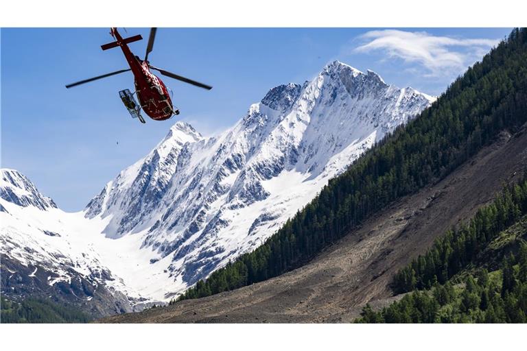 Helikopter über der Geröllhalde bei Blatten.