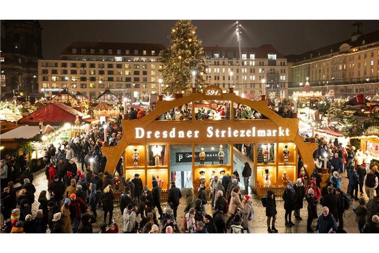 Hell erleuchtet ist ein überdimensionaler Schwibbogen auf dem 591. Dresdner Striezelmarkt zur Eröffnung.