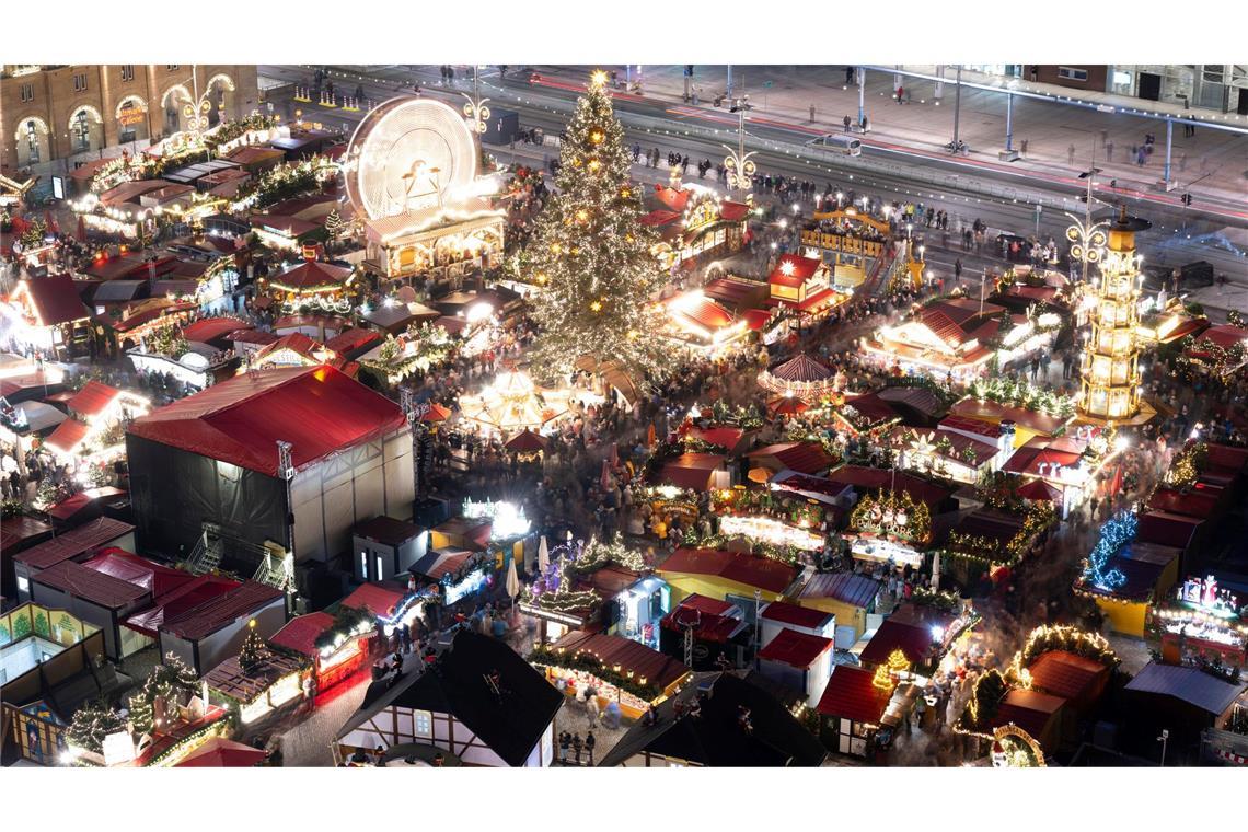 Bilder des Tages Hell erleuchtet sind die Verkaufsstände auf dem 590. Dresdner Striezelmarkt