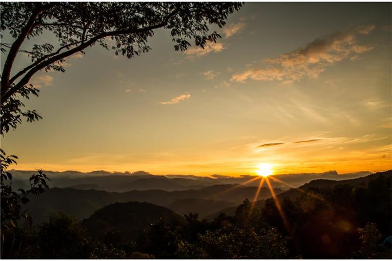 Hell wird es bereits vor dem Sonnenaufgang. Wann genau es in den einzelnen Phasen der Morgendämmerung heller wird, erfahren Sie hier. Alle Uhrzeiten im Überblick.