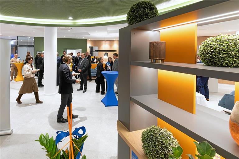 Helle und freundliche Atmosphäre: Sechs Beratungszimmer, eine Servicetheke und ein Selbstbedienungsbereich mit Automaten gehören zum sanierten Standort der Volksbank Backnang in Murrhardt. Foto: Alexander Becher
