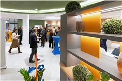 Helle und freundliche Atmosphäre: Sechs Beratungszimmer, eine Servicetheke und ein Selbstbedienungsbereich mit Automaten gehören zum sanierten Standort der Volksbank Backnang in Murrhardt. Foto: Alexander Becher