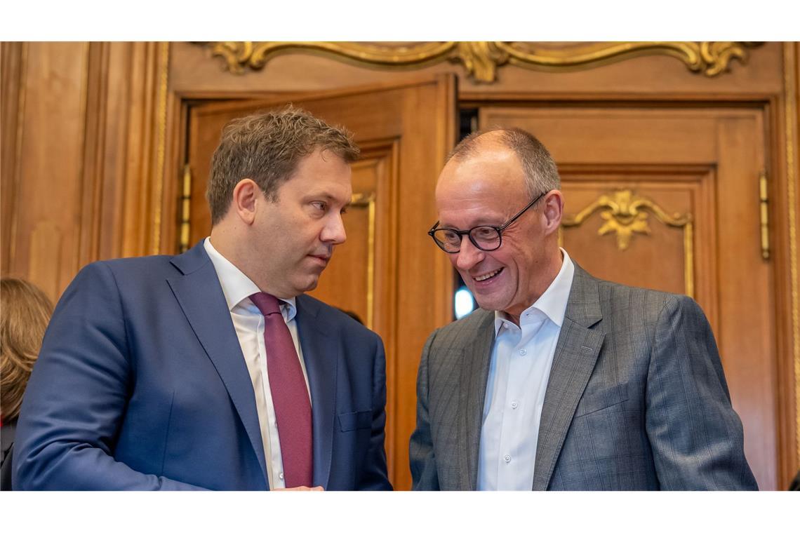 Bundesregierung will schlechte Laune vertreiben Heller Anzug, keine Krawatte: Der Kanzler überrascht bei der Kabinettsklausur mit neuem Outfit.