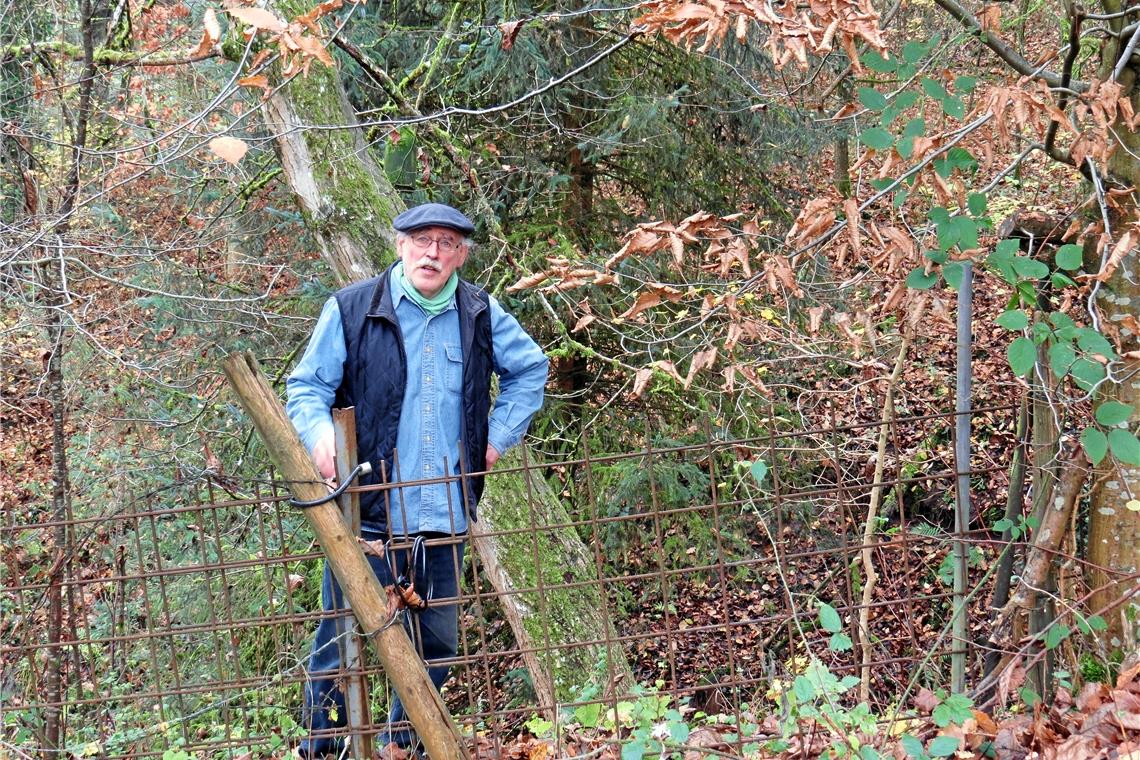 Helmut Grösch am Eingang zu seinem Grundstück. Für ihn stellt es ein kleines Stück Landschaft dar, das er schützen möchte.