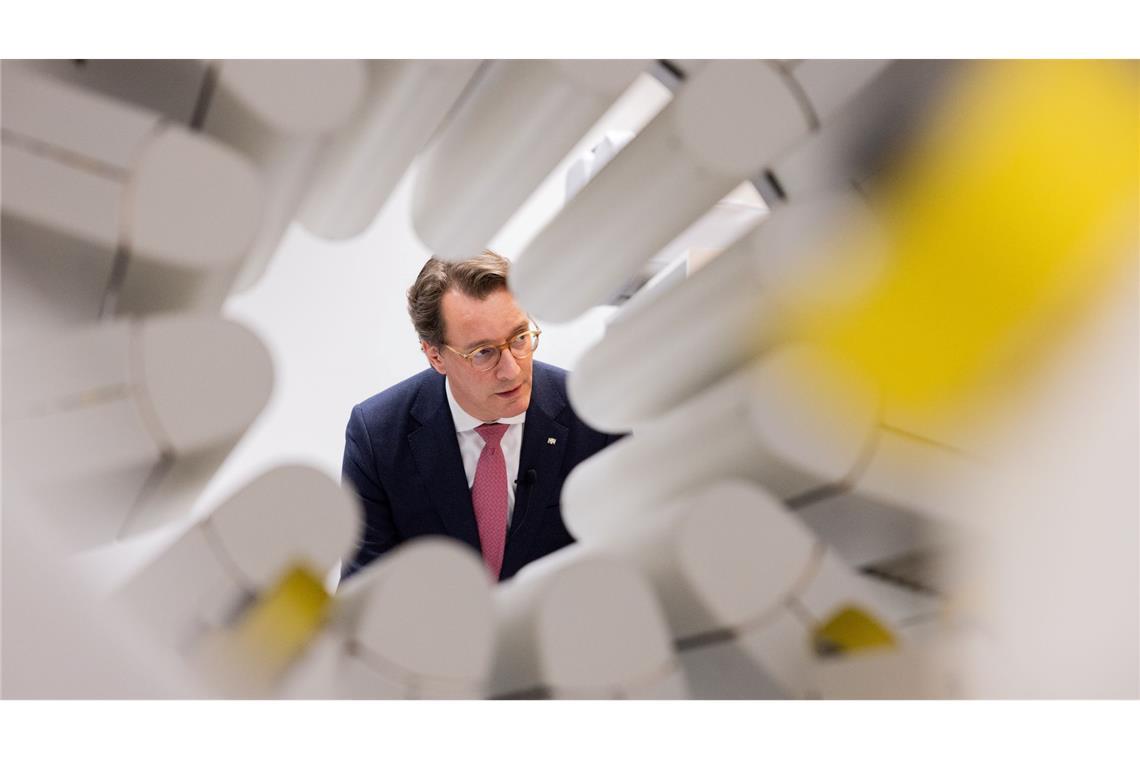 Hendrik Wüst (CDU), Ministerpräsident von Nordrhein-Westfalen, besucht im Stanislaw Sakiel Burn Treatment Center ein Spezial-CT für die Diagnostik von Verbrennungsopfern.