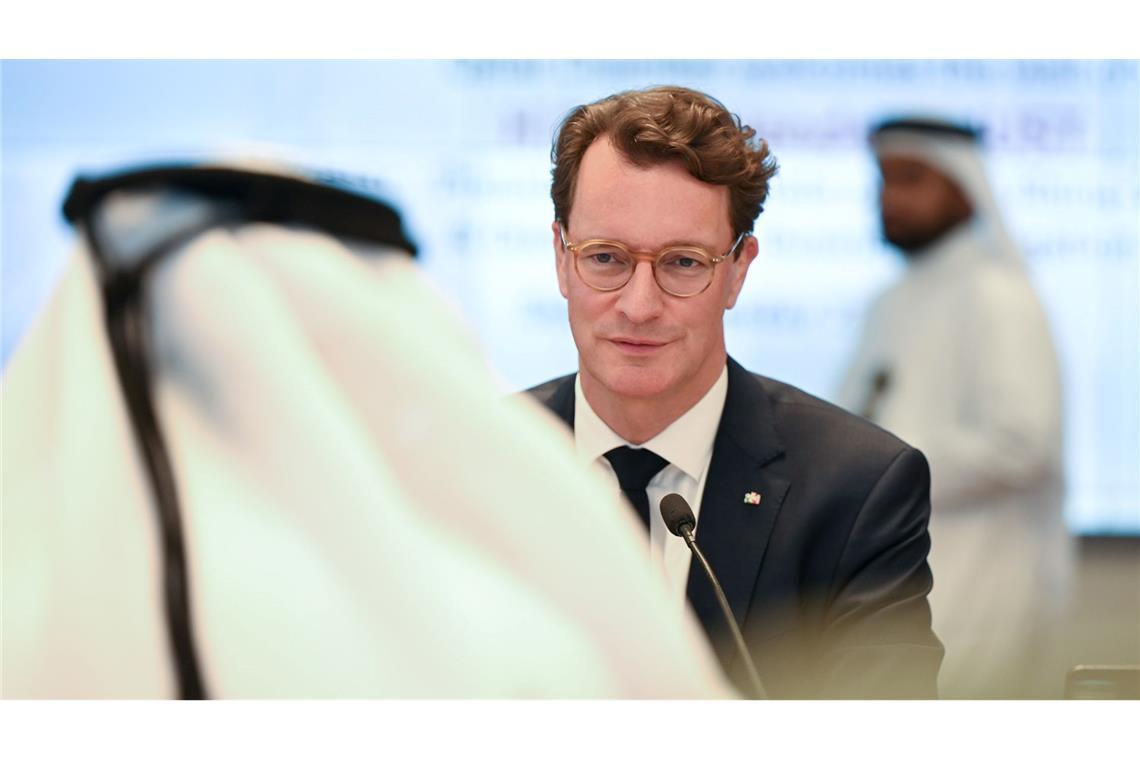 Ministerpräsident Wüst sucht Schulterschluss mit Katar Hendrik Wüst sucht das Gespräch mit katarischen Geschäftsleuten, wie hier in einem Raum der Handelskammer Katars.