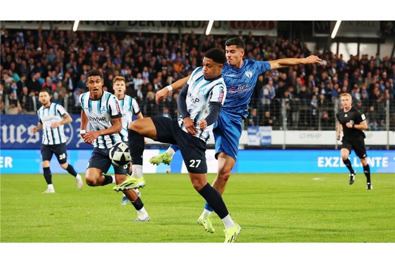 Henrick Selitaj (re., im Duell mit Kickers-Spieler David Udogu) wechselt vom SGV Heilbronn-Freiberg zum Regionalligarivalen VfR Aalen.