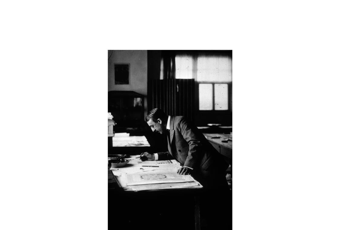 Henry van de Velde (1863-1957) hatte Malerei studiert, sich dann aber der Gestaltung von Porzellan, Möbeln, Tapeten und der Architektur zugewendet. Er war einer der Gründer und Hauptvertreter von Art Nouveau und später auch des  Neuen Bauens.