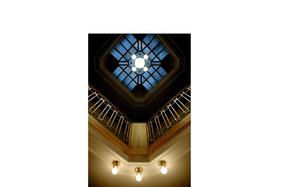 Henry van de Velde war berühmt für seine detailverliebte Gestaltung vom Dach, den Leuchten, der Treppe bis zu den Möbeln: „Haus Schulenburg“: Blick zur oberen Diele und dem Deckenlicht.