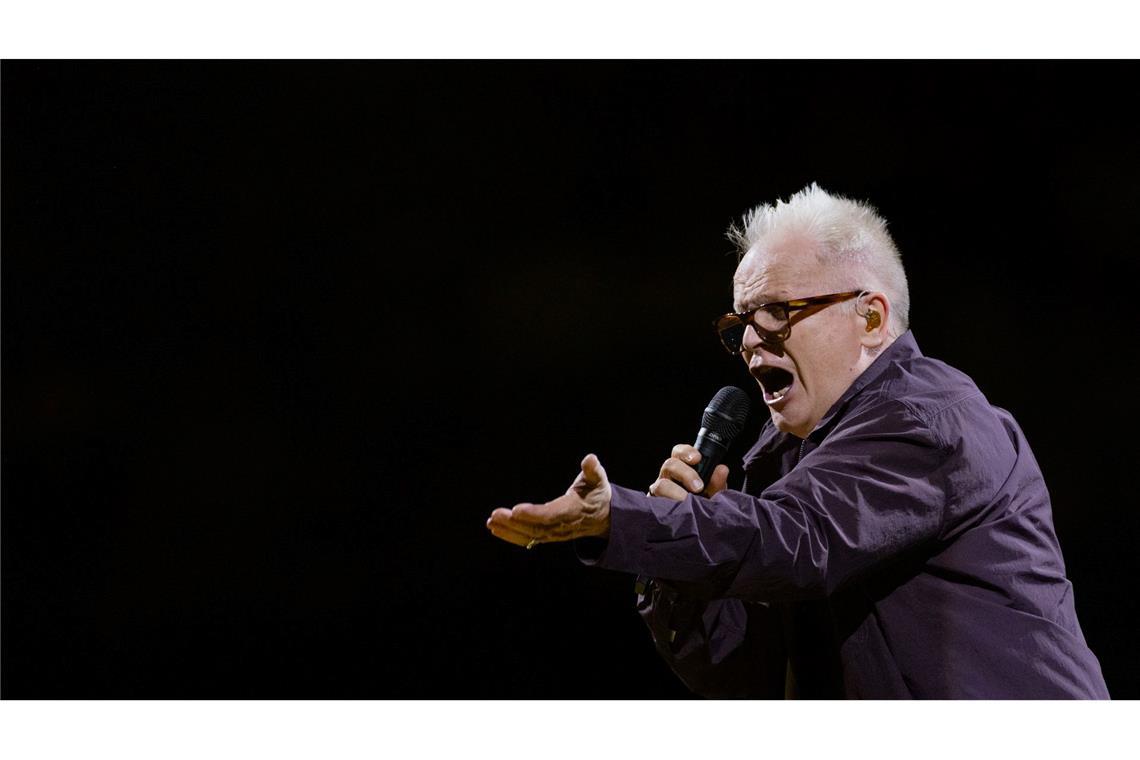 Bilder des Tages Herbert Grönemeyer steht beim Tourneeauftakt auf der Bühne.