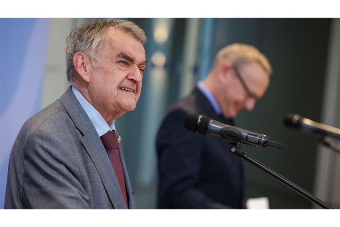 Herbert Reul (CDU), Innenminister von Nordrhein-Westfalen, spricht bei einem Pressestatement zum Schlag gegen eine russische Hackergruppe. Im Hintergrund Benjamin Limbach (Bündnis 90 / Grüne), Justizminister des Landes.