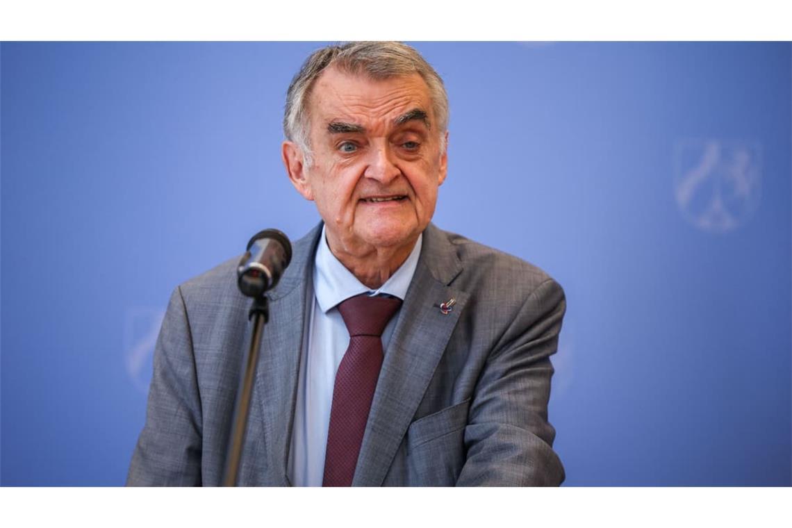 Herbert Reul (CDU), Innenminister von Nordrhein-Westfalen,&nbsp; hat sich die Hüfte gebrochen. (Archivbild)