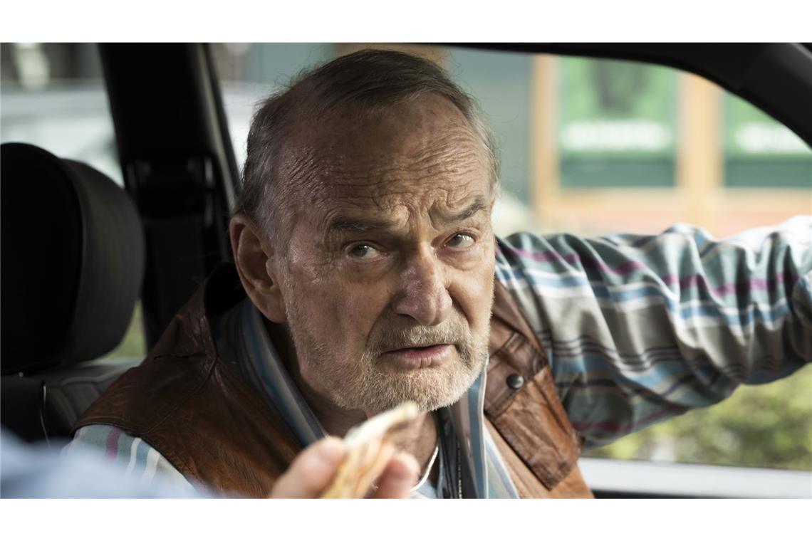 Missglückter Versicherungsbetrug Herbert „Vaddern“ Thiel (Claus Dieter Clausnitzer) freut sich über das großzügige Trinkgeld seines Taxi-Gastes, ahnt jedoch nicht, wen er transportiert und dass er mit den Ermittlungen seines Sohnes, Hauptkommissar Frank Thiel, in Berührung kommt.