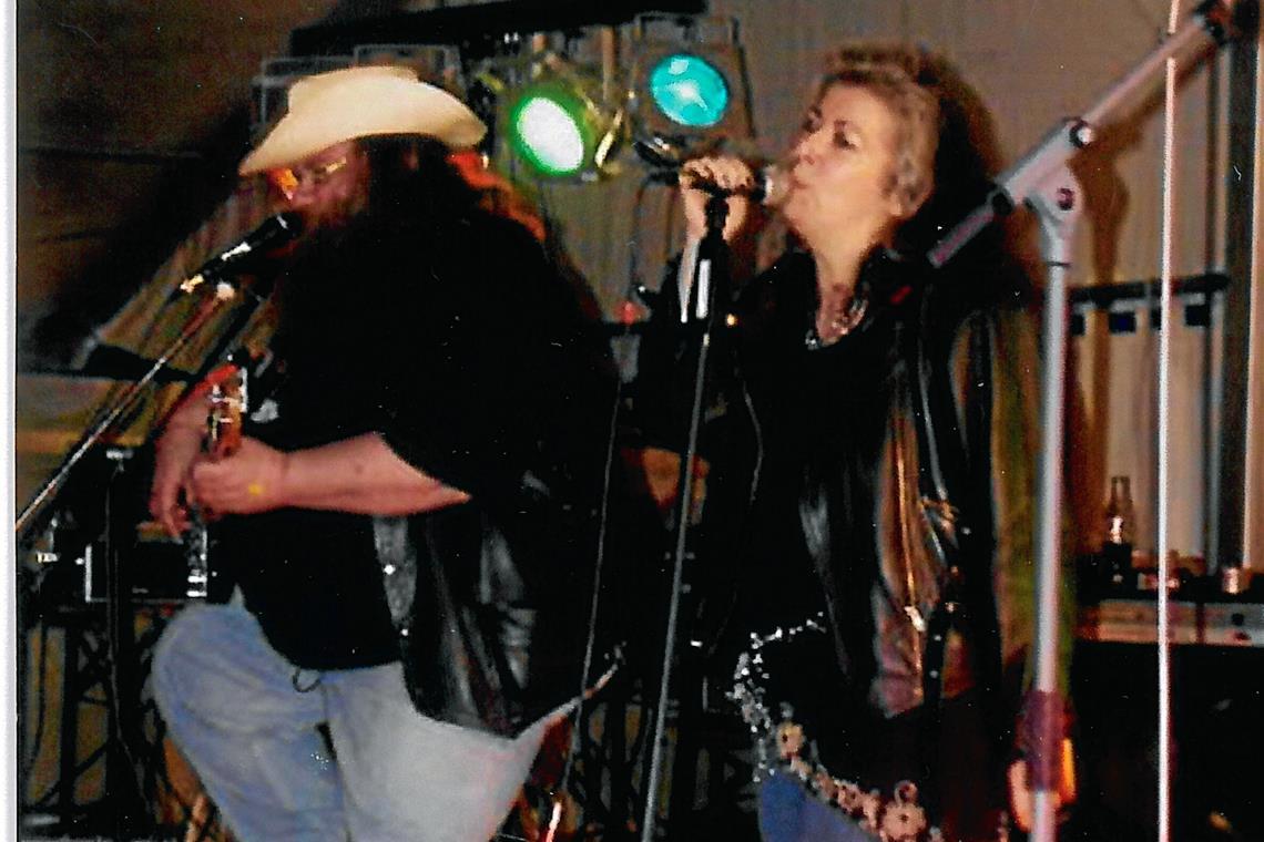 Nachtleben in Murrhardt: Legendäre Sessions und Gestalten Herbert Ziegler alias Herbie (links) kam von Frankfurt am Main nach Murrhardt, wo er das Old Pub eröffnete. Marina Heidrich (rechts), die in der Walterichstadt aufgewachsen ist, stand dort mit ihm auf der Bühne. Foto: privat