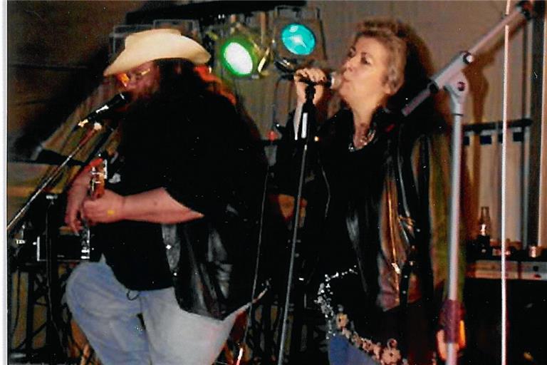 Herbert Ziegler alias Herbie (links) kam von Frankfurt am Main nach Murrhardt, wo er das Old Pub eröffnete. Marina Heidrich (rechts), die in der Walterichstadt aufgewachsen ist, stand dort mit ihm auf der Bühne. Foto: privat