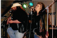 Herbert Ziegler alias Herbie (links) kam von Frankfurt am Main nach Murrhardt, wo er das Old Pub eröffnete. Marina Heidrich (rechts), die in der Walterichstadt aufgewachsen ist, stand dort mit ihm auf der Bühne. Foto: privat