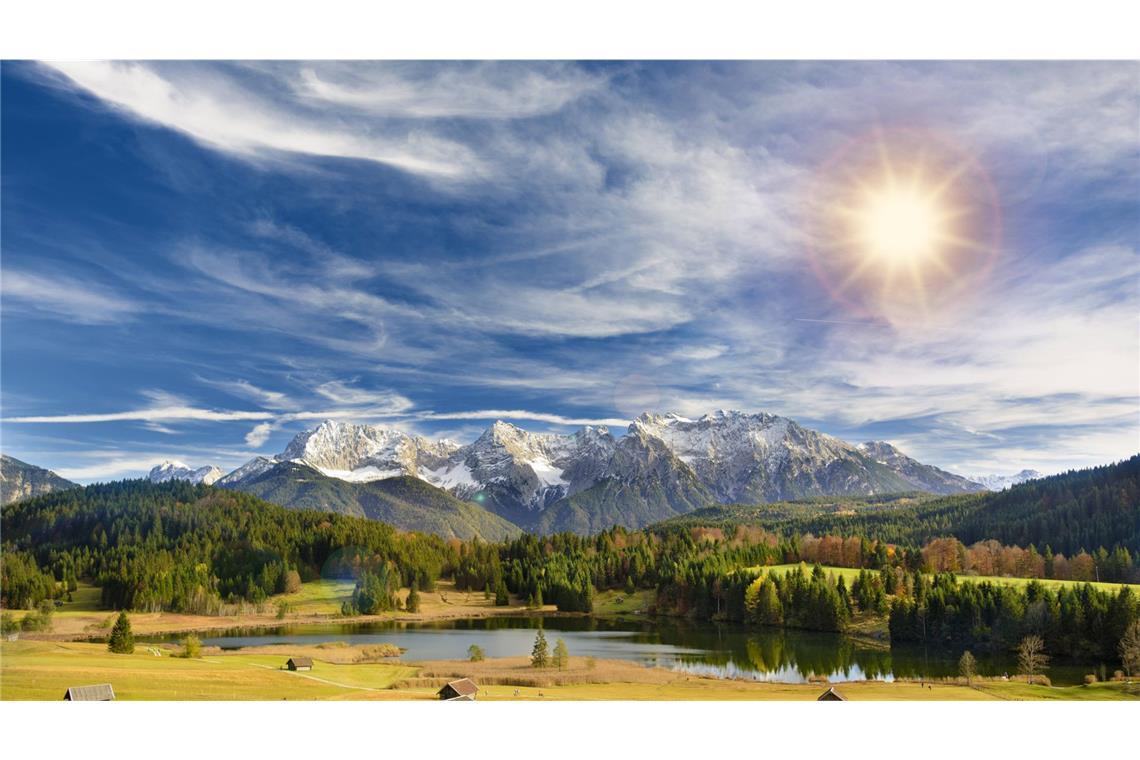 Wann sind wo Herbstferien? Herbst ist Wanderzeit: Eine farbige Herbstlandschaft an einem See in Bayern vor dem Karwendelgebirge.