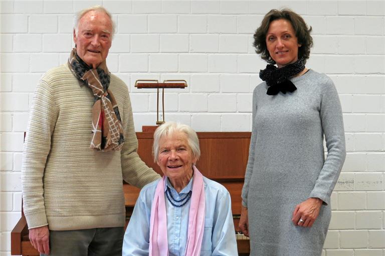 Hermann und Elisabeth Maurer sind zu Besuch in der Musikschule und Judith-Maria Matti zeigt ihnen, wo ihr Klavier nun steht und im Unterricht gute Dienste tut (von links). Foto: C. Schick