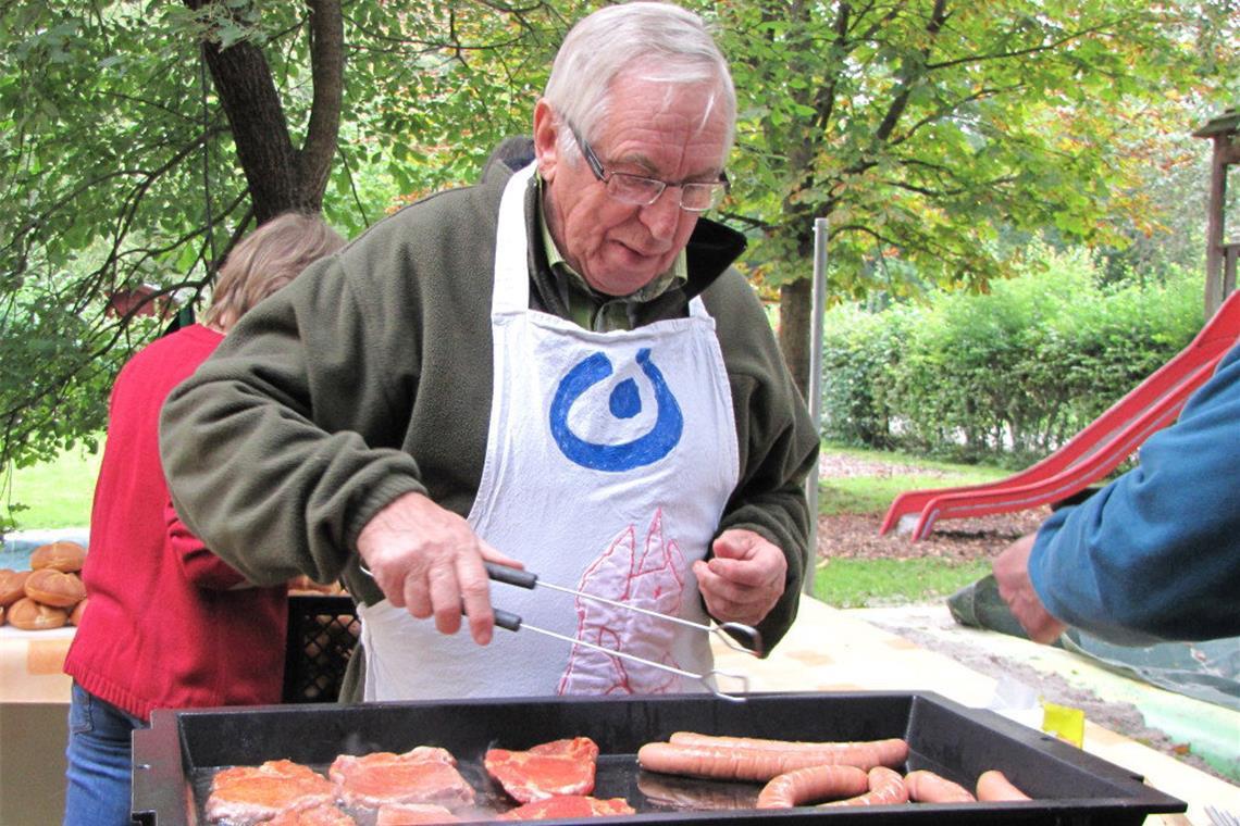 Hermann Witzig legte überall Hand an, wo er gebraucht wurde, so etwa beim Herbstfest der Lebenshilfe, deren langjähriger Vorsitzender er war. Foto: privat