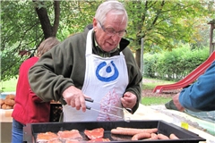 Hermann Witzig legte überall Hand an, wo er gebraucht wurde, so etwa beim Herbstfest der Lebenshilfe, deren langjähriger Vorsitzender er war. Foto: privat
