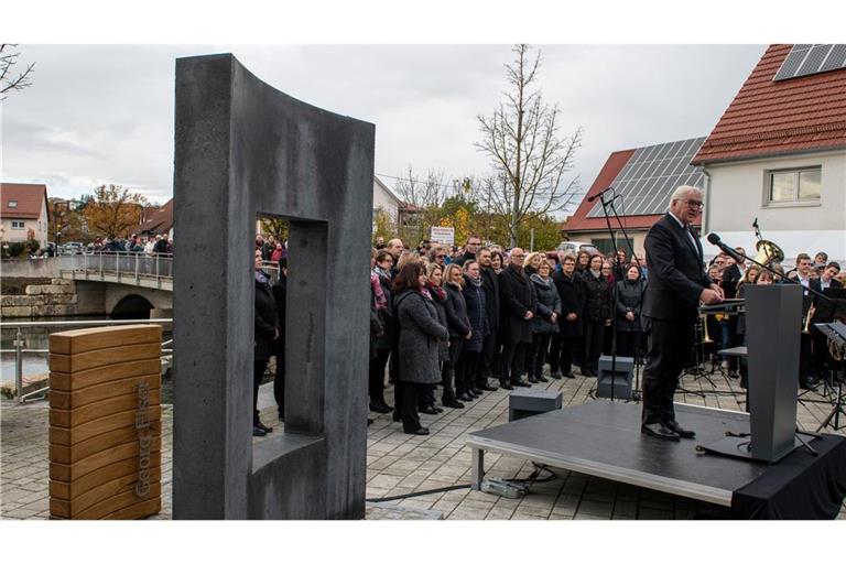 Hermaringen, 2019: Bundespräsident Frank-Walter Steinmeier spricht zur Eröffnung eines Denkmals für Georg Elser, der 1939 mit einem Bombenattentat gegen Hitler  scheiterte.