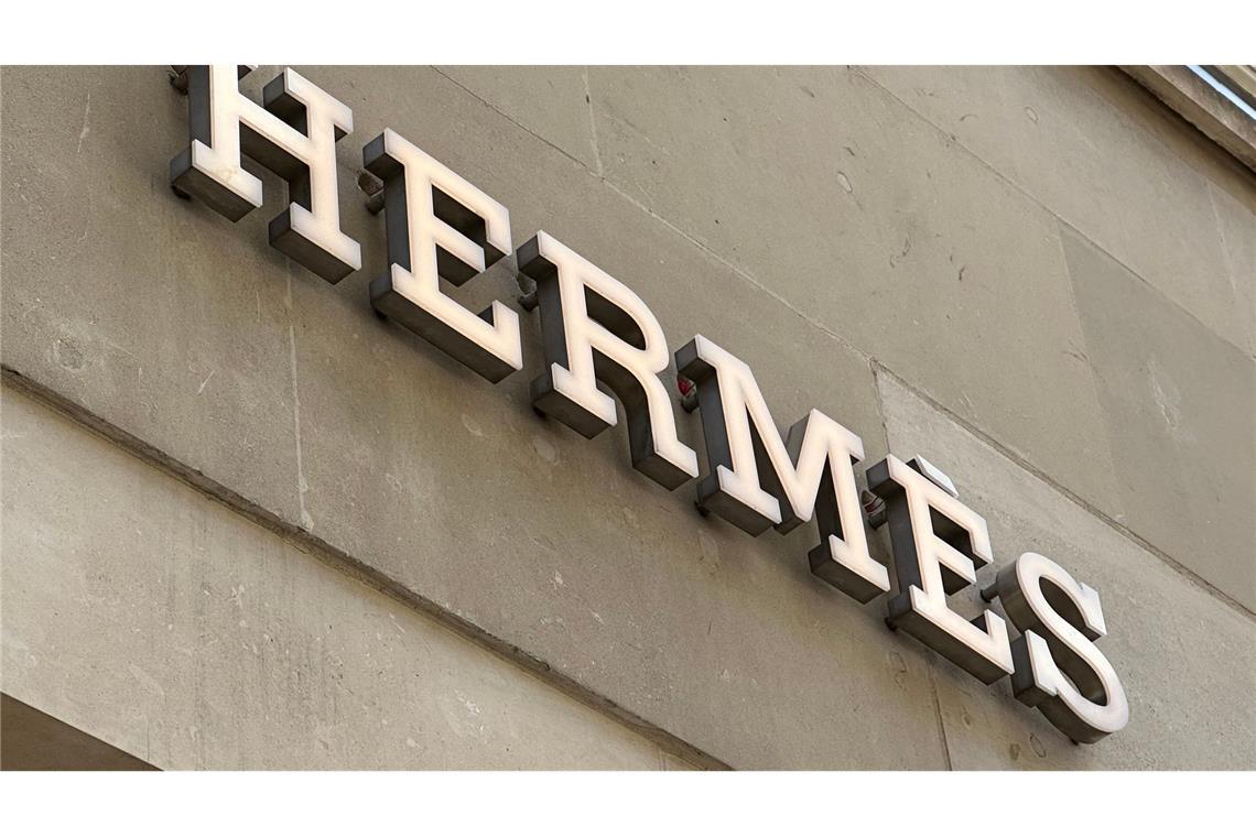 Hermès will Kunden für neue US-Zölle zahlen lassen Hermès will im Zollkonflikt seine Kunden stärker zur Kasse bitten.