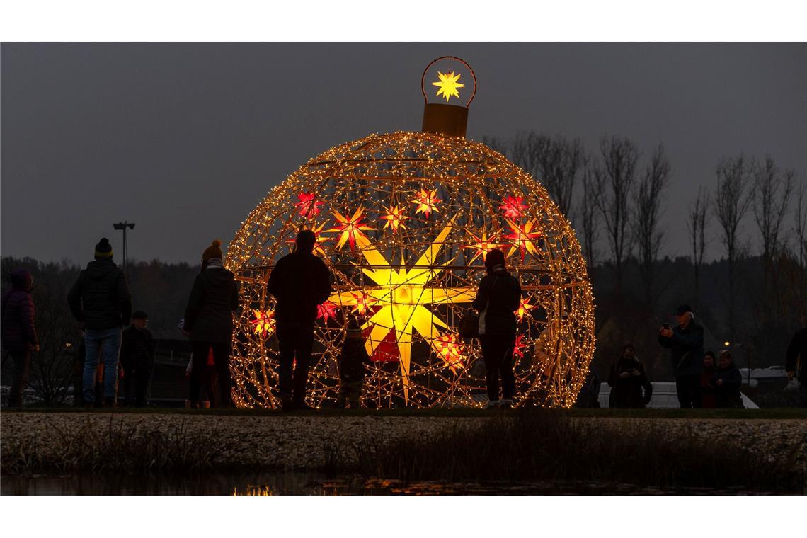 Bilder des Tages "Herrnhuter Sternenglanz" - Original Herrnhuter Sterne in verschiedenen Größen und Farben geben dem Park ein besonderes strahlendes Lichtererlebnis in den Abendstunden.