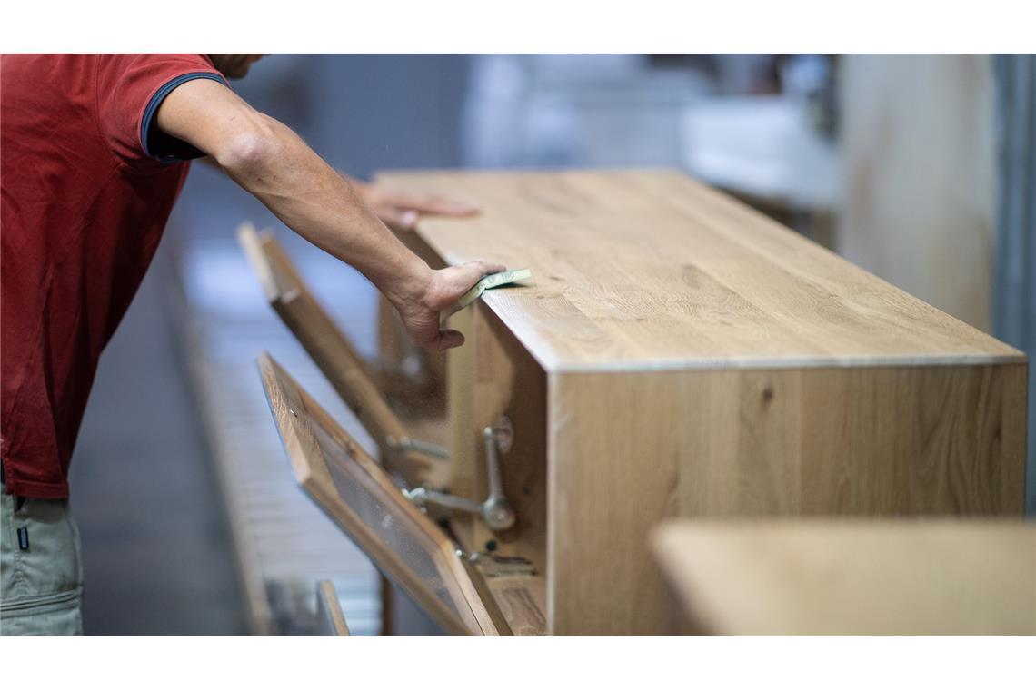 Hersteller und Händler haben damit zu kämpfen, dass viele Verbraucher bei Möbeln sparen. (Archivbild)