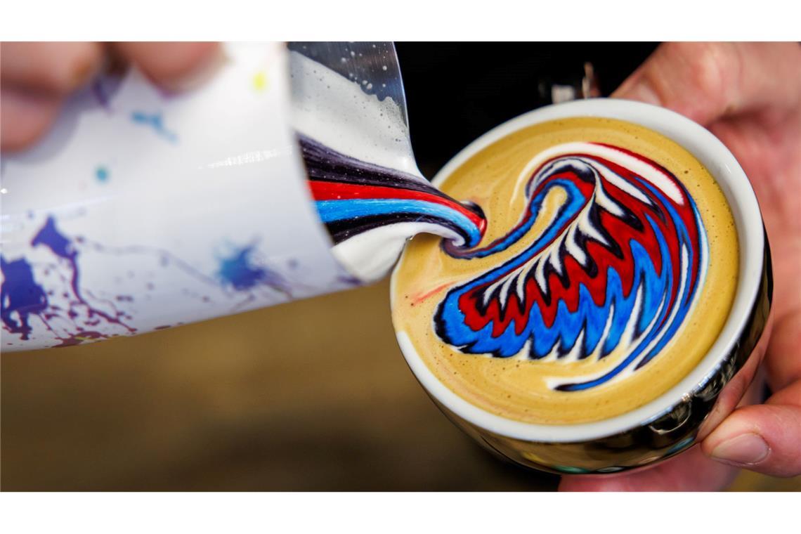 "Latte Art" - der Cappuccino wird zum Kunstwerk Herz im Milchschaum? Lieber ein buntes Muster.