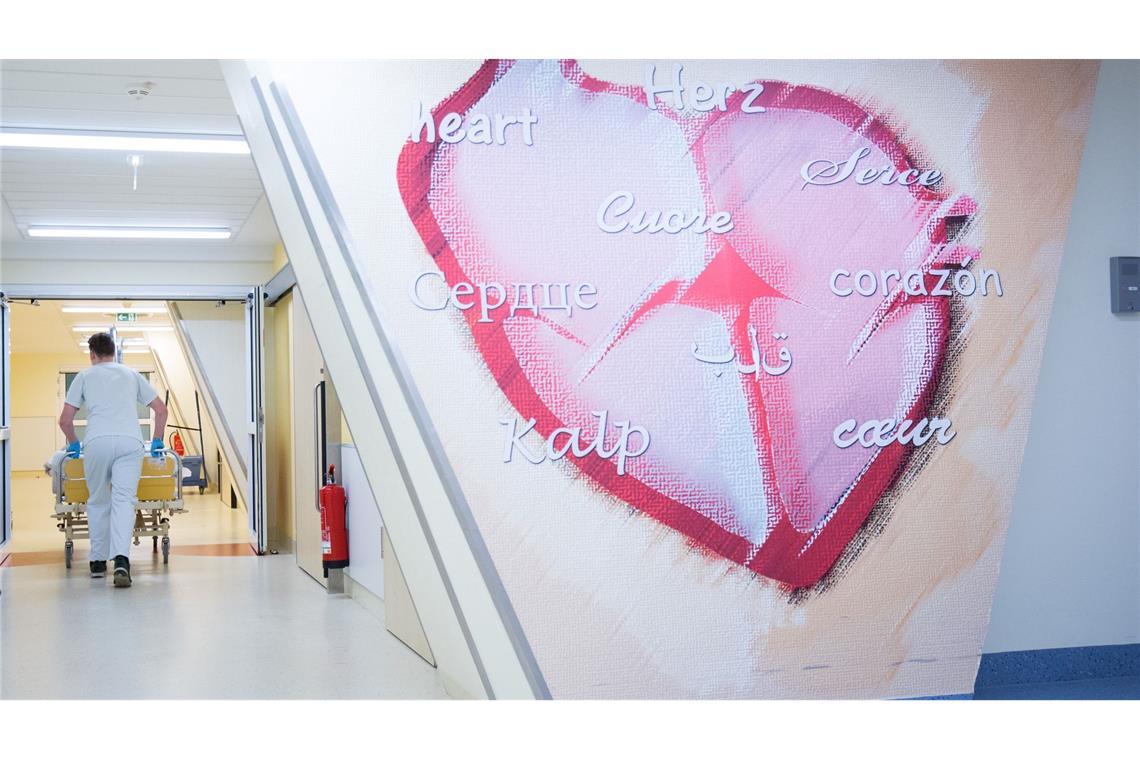 Herz in Not? Rund 4,7 Millionen Menschen in Deutschland lebten in 2023 mit der koronaren Herzkrankheit. (Symbolbild)