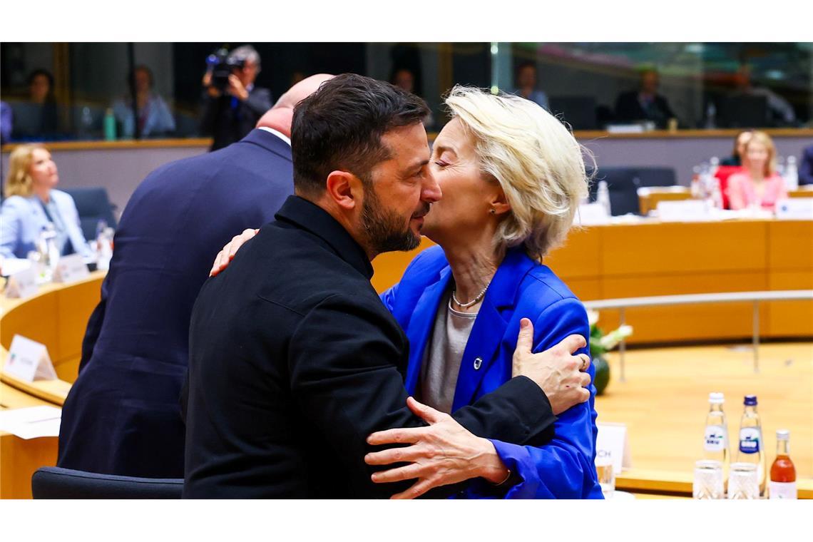 Bilder des Tages Herzliche Begrüßung von Ursula von der Leyen, Präsidentin der Europäischen Kommission, für den ukrainischen Präsidenten Wolodymyr Selenskyj bei einem Treffen am runden Tisch auf dem EU-Gipfel.