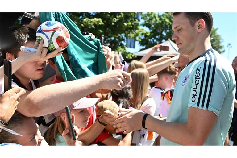 Herzogenaurach: Neuer hautnah – der Nationaltorwart schreibt Autogramme vor dem Adidas Store