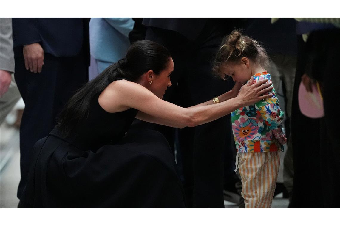Herzogin Meghan und Prinz Harry teilten in einer Kinderklinik in Australien Umarmungen aus.