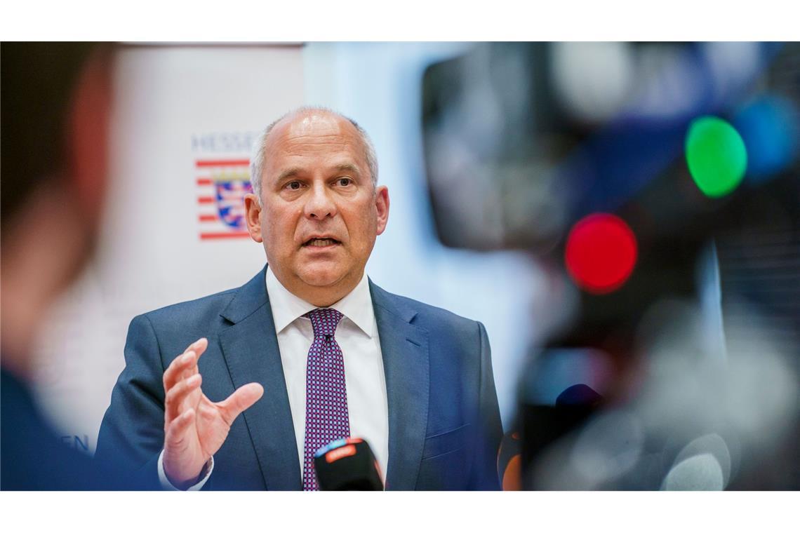 Hessens Innenminister Roman Poseck (CDU) behält die weiteren Ermittlungen gegen 17 Frankfurter Polizisten im Blick.