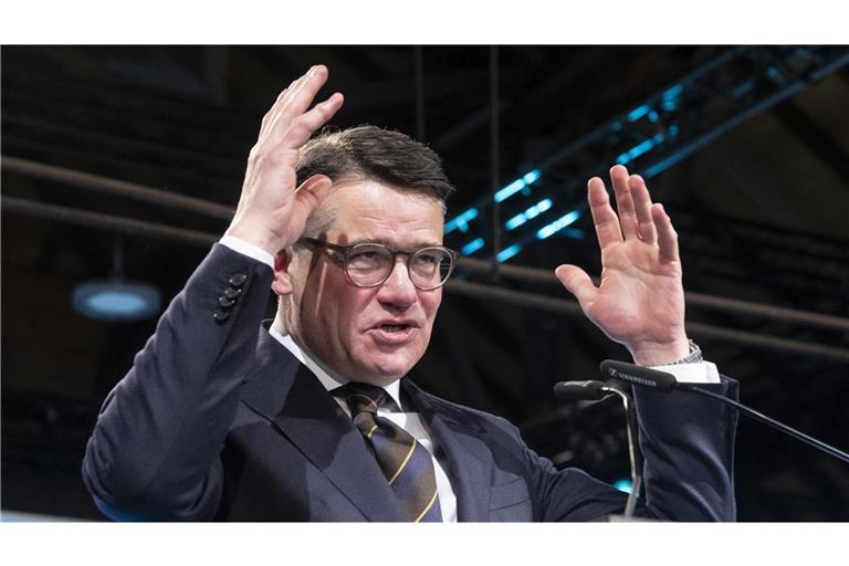 Hessens Ministerpräsident Boris Rhein (CDU) kritisierte in Fellbach (Rems-Murr-Kreis) die Grünen und deren Spitzenkandidaten Cem Özdemir scharf.