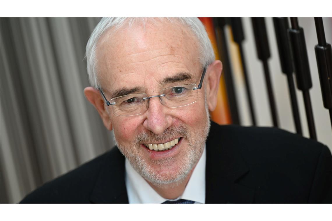 Bahn ändert Regeln zum Kauf von Sparpreistickets Hessens oberster Datenschützer, Prof. Roßnagel, verbucht Erfolg im Konflikt um Sparpreistickets der Bahn (Archivbild).