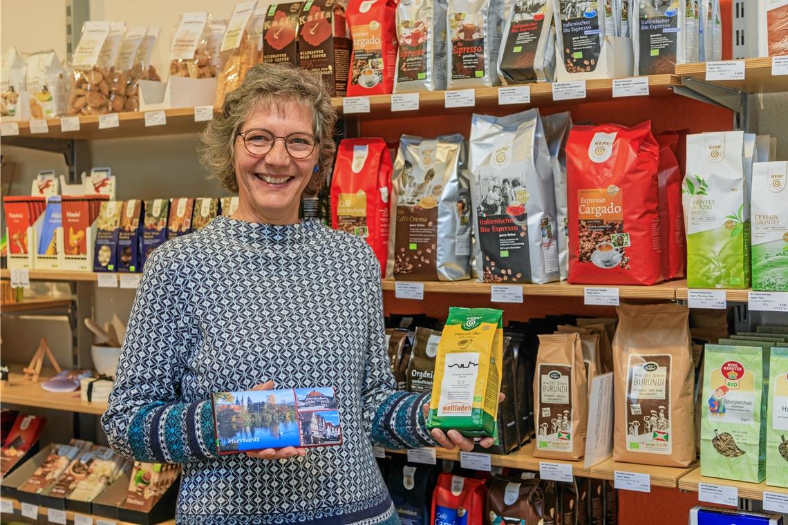 Vom Wunsch, die Welt zu fairändern Heute befindet sich der Weltladen Murrhardt in der Sonnengasse – hier mit Silvia Kuhbach, die gerade Ladendienst hat. Foto: Stefan Bossow