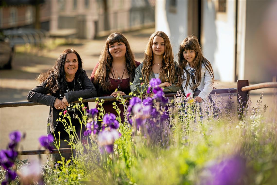Muttersein kennt kein Alter Heute sind sie meist zu viert unterwegs (von links): Alexandra Maass, Fenia Blaskic, Scarlett Maass und Avara Blaskic.Foto: Alexander Becher