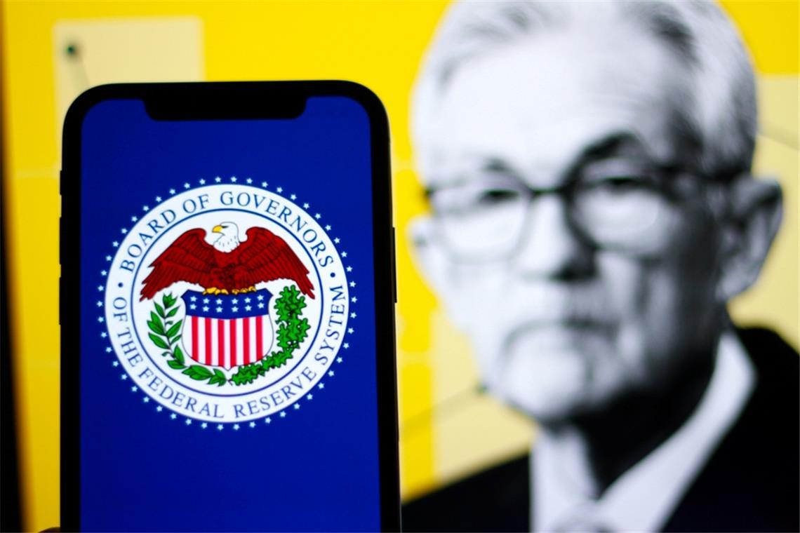 Heute steht der nächste Fed-Zinsentscheid an. Erfahren Sie, um wie viel Uhr die Entscheidung heute am 18.03.26 fällt, was Experten erwarten und wie die Märkte reagieren könnten.