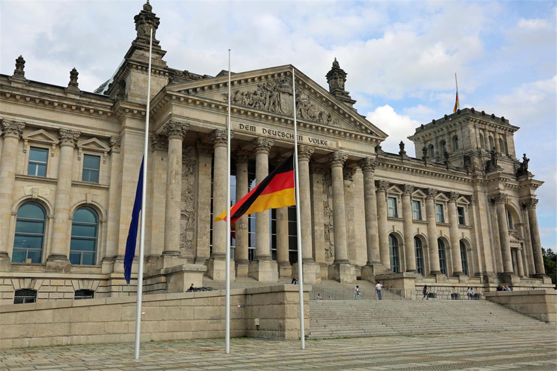 Warum wehen die Fahnen heute auf halbmast? Heute wehen die Flaggen auf halbmast.
