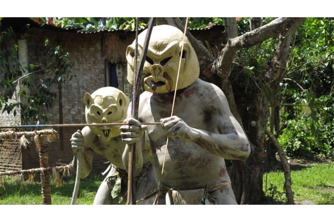 Hexen, Geister, Magie: In Papua-Neuguinea ist der Glaube an das Übernatürliche festverwurzelt. Die Asaro-Schlammmenschen in Goroka spielen eine Geschichte aus der Mythologie nach, in der sie einen rivalisierenden Stamm als Ahnengeister das fürchten lehrten.